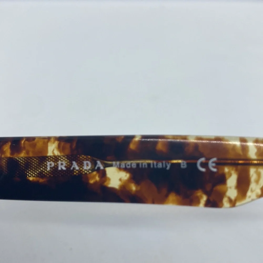 PRADA - Picture 5 of 8